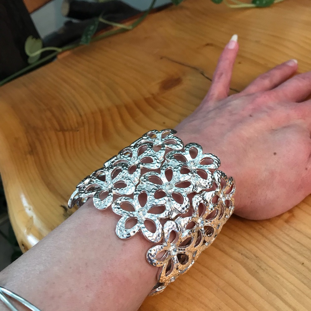 🌺🌺 4/$25! Silver Tone Stretch Cuff Bracelet - Picture 6 of 6